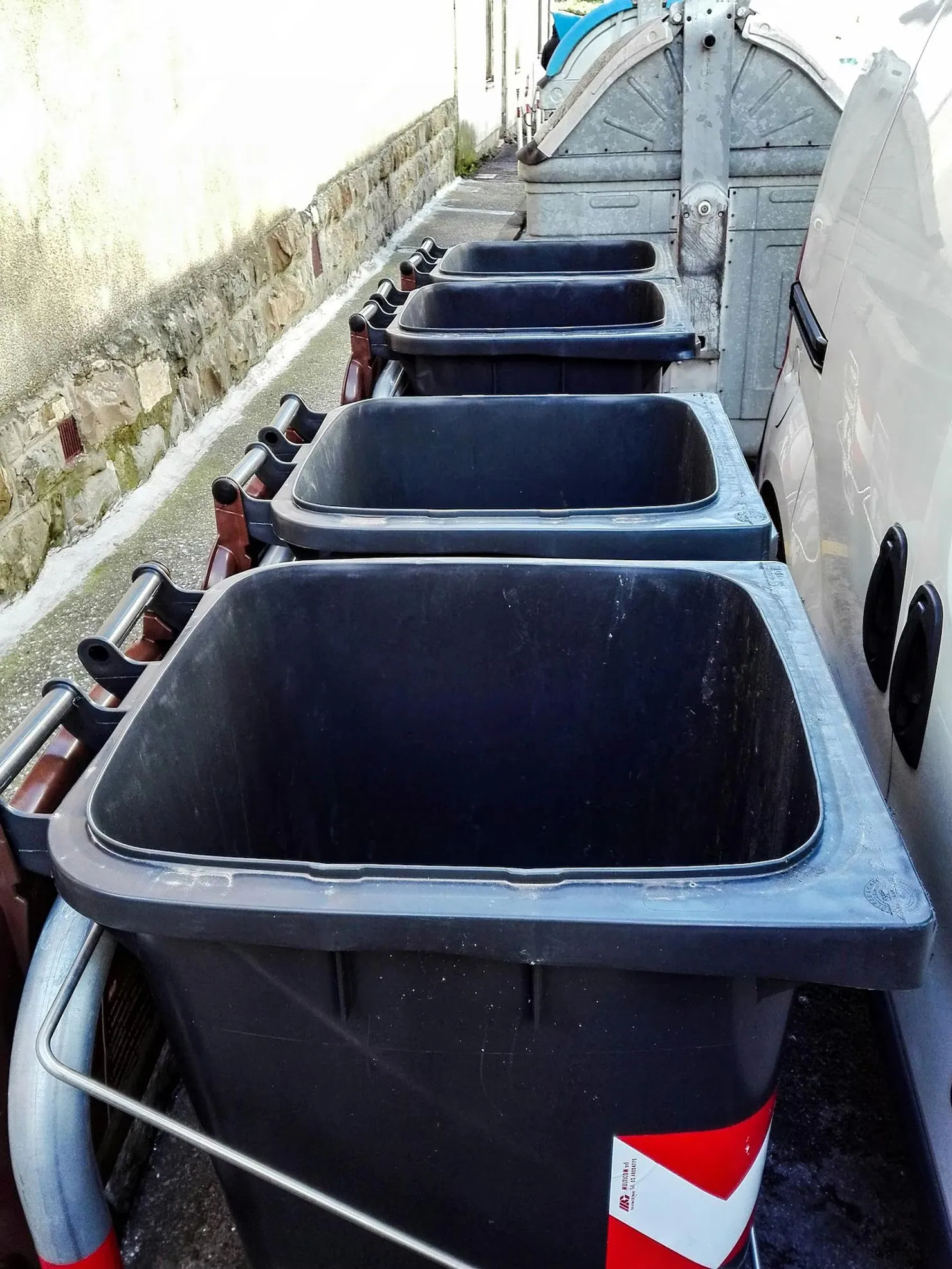 trash-can-cleaning